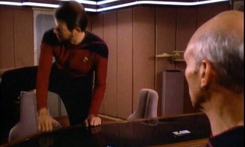 Él es William Riker, y se sienta ¡así!